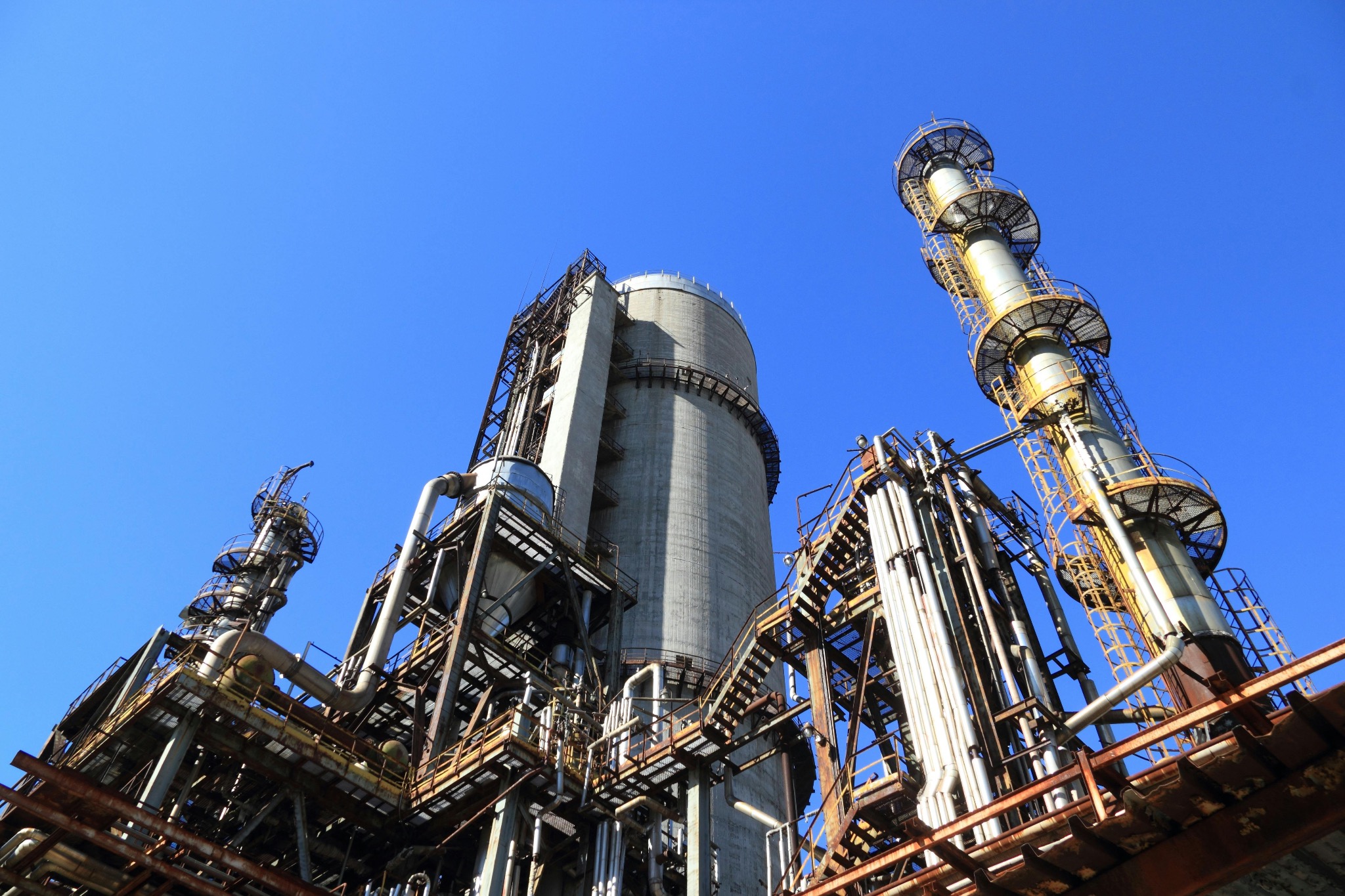Refinery tower